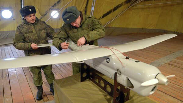 Soldados inspeccionan un aparato no tripulado Orlan antes del lanzamiento - Sputnik Mundo