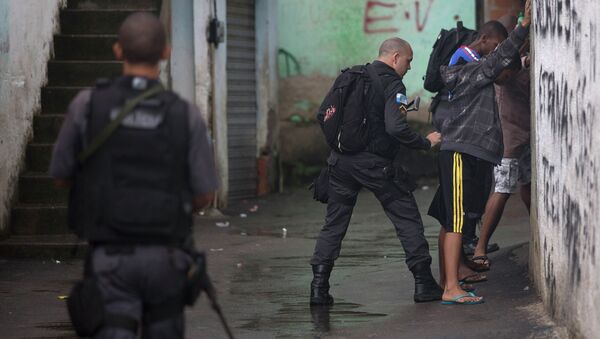 Un agente de policía busca residentes en complejo de Alemao en Río de Janeiro - Sputnik Mundo