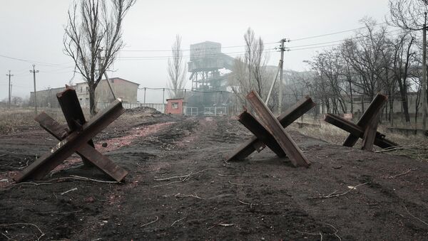 Uno de los poblados de Donbás, destruido durante de los combates en la región - Sputnik Mundo