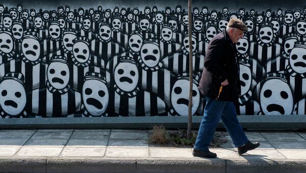 Un hombre pasa al frente de un grafiti dedicado al Holocausto (archivo) - Sputnik Mundo