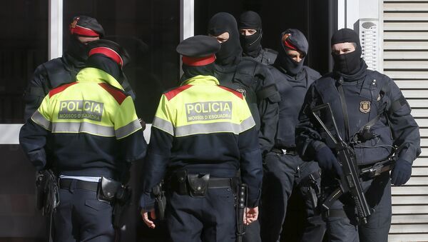 La policia catalana durante la operación contra islamistas - Sputnik Mundo