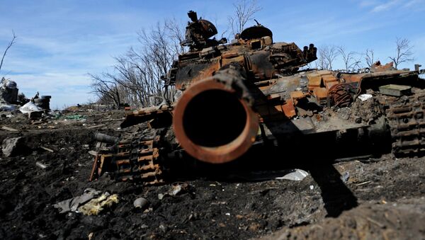 Un tanque destruido en Donbás - Sputnik Mundo