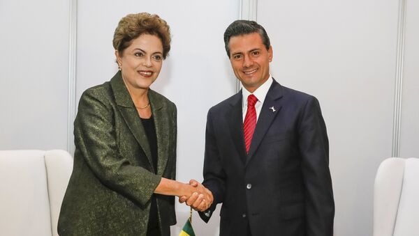 Brazil's President Dilma Rousseff (L) shakes hands with Mexico's President Enrique Pena - Sputnik Mundo