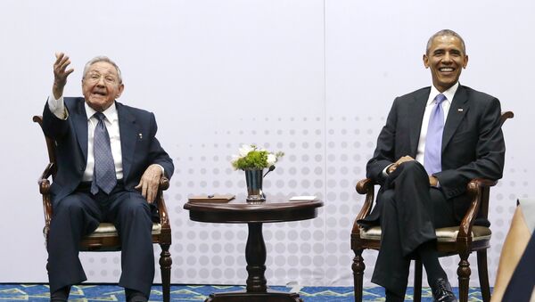 Presidente de Cuba, Raúl Castro (izda.) y presidente de EEUU, Barack Obama, durante la VII Cumbre de las Américas - Sputnik Mundo