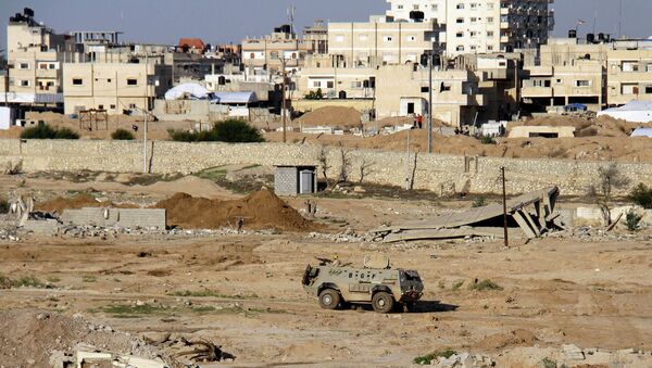 Egyptian army armored vehicle stands on the on the Egyptian side of border town of Rafah, north Sinai, Egypt - Sputnik Mundo