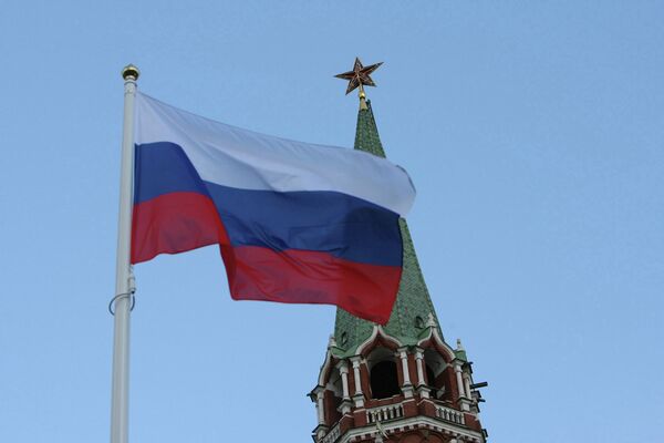 La estrella roja del Kremlin y la bandera de Rusia - Sputnik Mundo