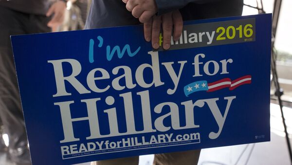 Partidario sostiene Estoy listo para Hillary en la reunión  Ready for Hillary en Manhattan - Sputnik Mundo