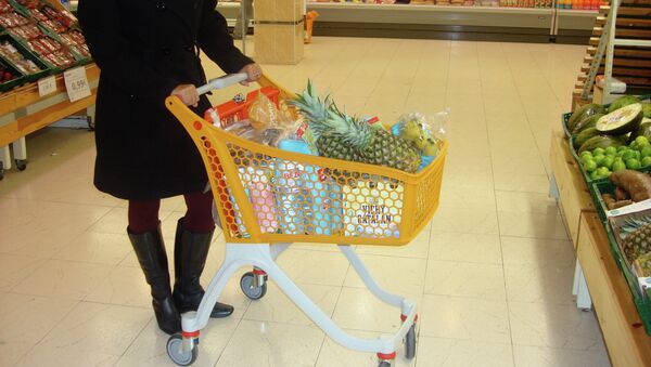 Carrito de supermercado de plástico con compra llevado por una mujer - Sputnik Mundo