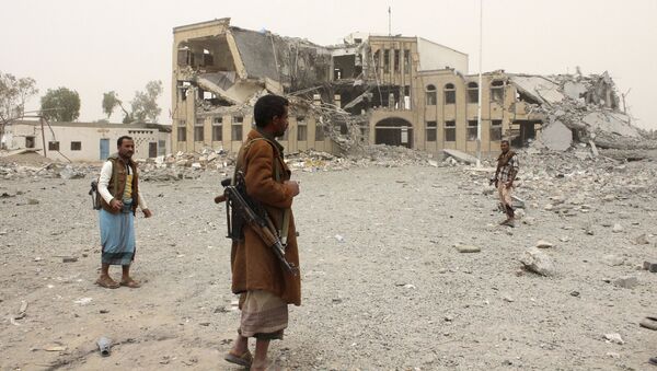 Guardias al lado del edificio de policìa, destruido por los bombardeos sauditas en Yemen - Sputnik Mundo