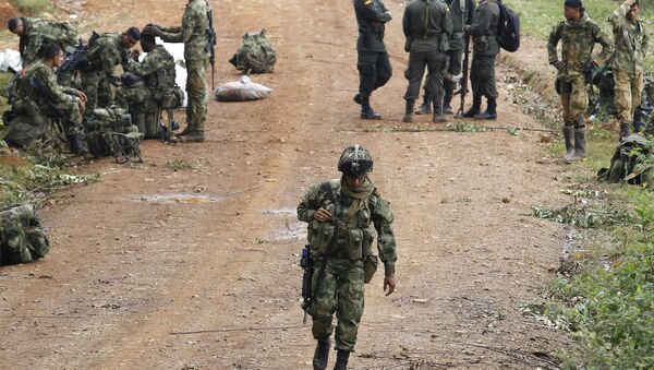 A Colombian soldier walks near the scene where 10 soldiers were killed after a rebel attack in La Esperanza village April 15, 2015. - Sputnik Mundo