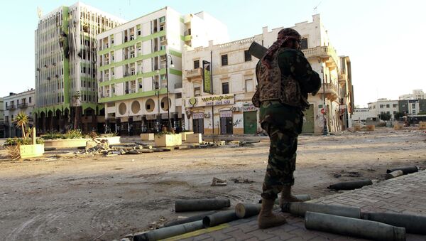 A Libyan soldier, loyal to Libya's internationally recognised government of Abdullah al-Thani and General Khalifa Haftar, patrols a street in the eastern coastal city of Benghazi on February 28, 2015 - Sputnik Mundo