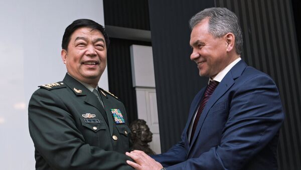 Ministro de Defensa de República Popular China, Chang Wanquan y ministro de Defensa de Rusia, Serguéi Shoigú - Sputnik Mundo