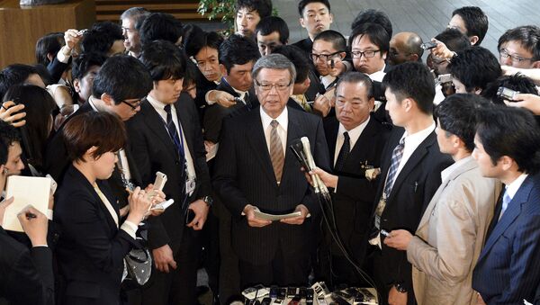 Takeshi Onaga, gobernador de Okinawa, durante la rueda de prensa después de la reunión con primer ministro Shinzo Abe - Sputnik Mundo