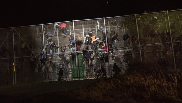 Inmigrantes ilegales saltan la valla de Melilla - Sputnik Mundo