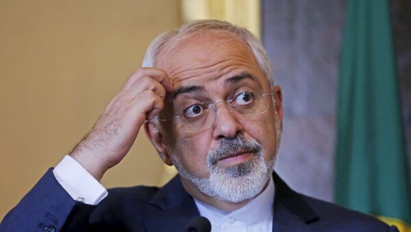 Iranian Foreign Minister Mohammad Javad Zarif reacts during a joint news conference with his Portuguese counterpart Rui Machete (unseen) at the Foreign Ministry in Lisbon April 15, 2015. - Sputnik Mundo