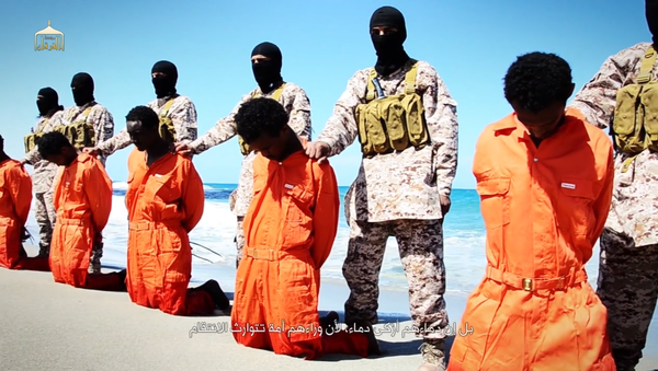Estado Islámico publicó, este domingo, un nuevo video que demuestra la ejecución de unos 30 cristianos etiopios capturados en Libia - Sputnik Mundo