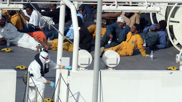 Survivors of an accident in which a fishing boat carrying migrants capsized off the Libyan coast, sit on the deck of the Italian Coast Guard vessel Bruno Gregoretti at Boiler Wharf, Senglea in Malta on April 20, 2015. - Sputnik Mundo