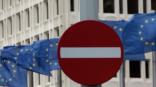 Banderas de UE  y señal ´no hay entrada´ - Sputnik Mundo