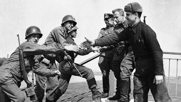 Encuentro entre soldados estadounidenses y soviéticos en el puente de Elba. Torgau, Alemania, 26 de abril de 1945 - Sputnik Mundo