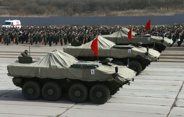 El nuevo tanque Armata y otros carros de combate ensayan el Desfile de la Victoria - Sputnik Mundo