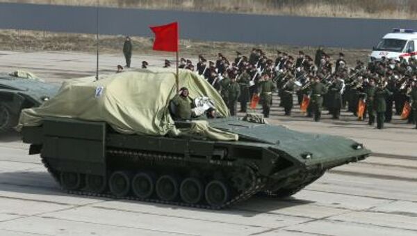El nuevo tanque Armata y otros carros de combate ensayan el Desfile de la Victoria - Sputnik Mundo