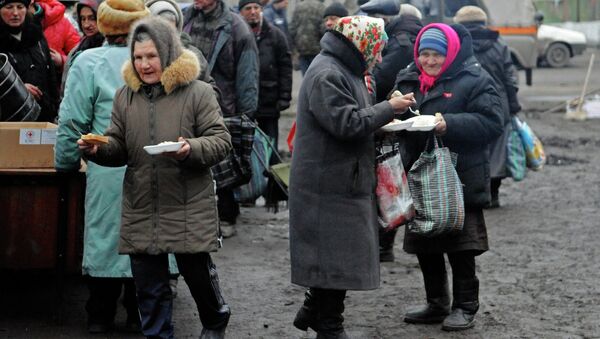 Pensionistas de Donbás reciben ayuda humanitaria en Debáltsevo - Sputnik Mundo