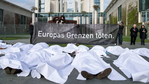 Grupo de manifestantes que protestaban contra la política migratoria de la Unión Europea en Alemania - Sputnik Mundo