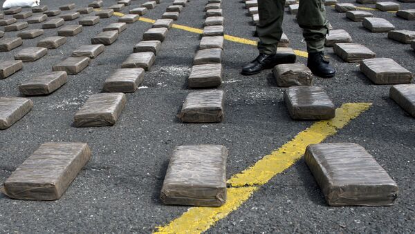 Policía colombiano se encuentra en medio de paquetes de marihuana (archivo) - Sputnik Mundo