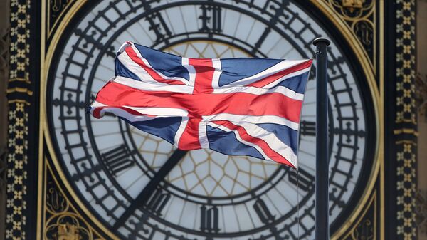 The Union Flag flutters in front of the Big Ben clock tower on the Houses of Parliament in London - Sputnik Mundo