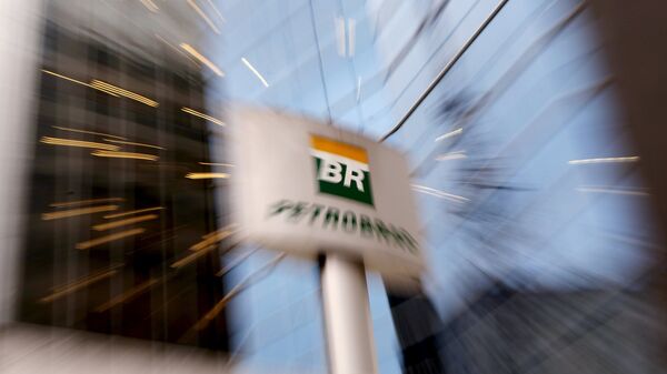 Logo de Petrobras cerca de la sede de la empresa - Sputnik Mundo