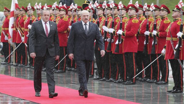 Georgia's President Georgy Margvelashvili (L) and his Belarussian counterpart Alexander Lukashenko - Sputnik Mundo