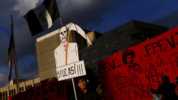 Manifestación de protesta en apoyo de los estudiantes desaparecidos en Guerrero, México - Sputnik Mundo