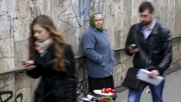 Una anciana vende productos caseros en el centro de Kiev - Sputnik Mundo