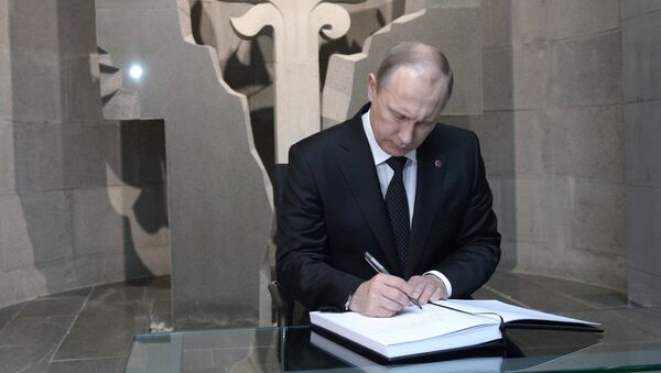 Vladímir Putin visita Tsitsernakaberd, monumento a las víctimas del genocidio armenio, 24 de abril de 2015 - Sputnik Mundo