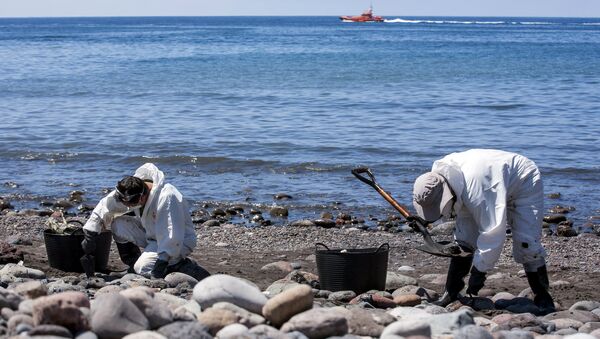 Hombres recogen combustible en la playa Veneguera en Gran Canaria - Sputnik Mundo