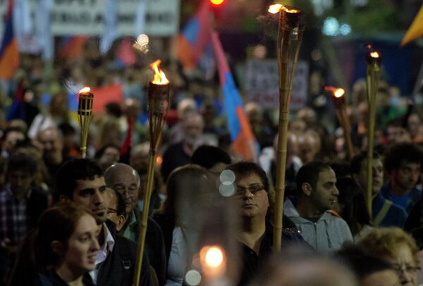 Velas en memoria de las víctimas del genocidio armenio - Sputnik Mundo
