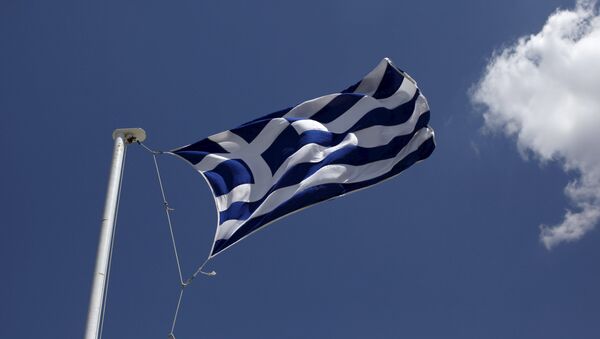 A Greek national flag flutters atop Lycabetus hill in Athens, April 22, 2015. - Sputnik Mundo