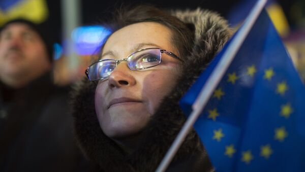 Una mujer ucraniana con la bandera de la UE - Sputnik Mundo