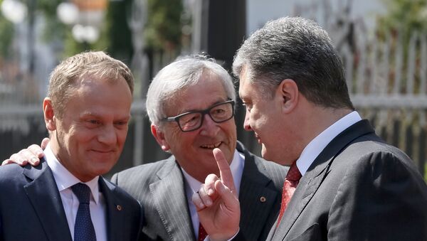 Donald Tusk, Jean-Claude Juncker y Petró Poroshenko - Sputnik Mundo