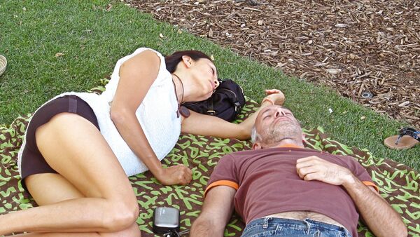 Una pareja en un parque de Madrid - Sputnik Mundo