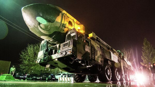 Lanzadera de misiles Topol en el parque moscovita VDNJ - Sputnik Mundo
