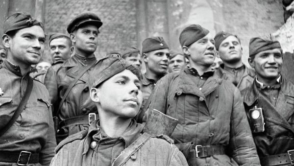 Soldados del Ejército Rojo en Berlín - Sputnik Mundo