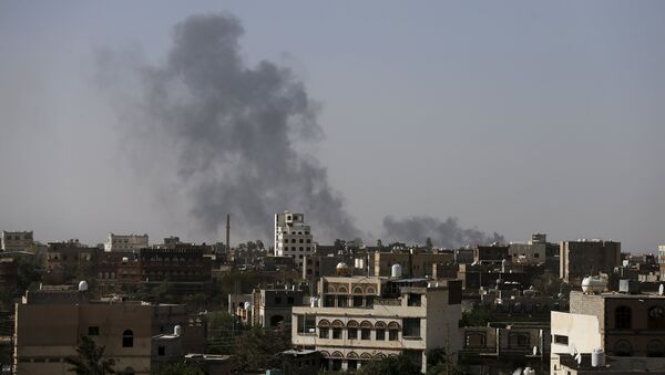 La coalición árabe bombardea el aeropuerto internacional de Yemen, según canal iraní - Sputnik Mundo