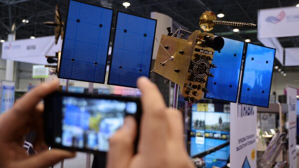 Макет спутника ГЛОНАСС-К на выставке Технопром - 2014 в Новосибирске - Sputnik Mundo