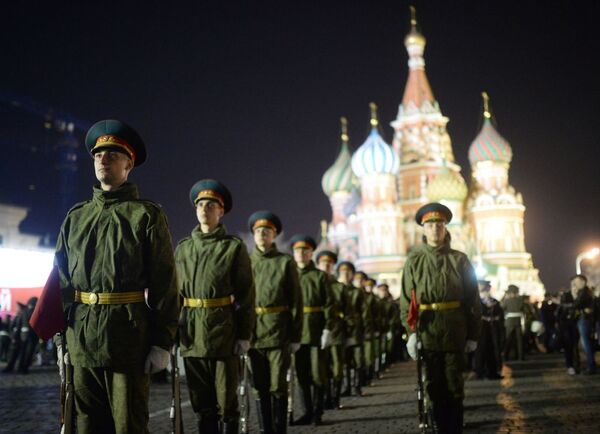 Primer ensayo nocturno del Desfile de la Victoria en Moscú - Sputnik Mundo