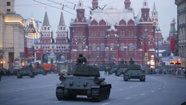 Tanques rusos durante el ensayo del desfile militar en Moscú - Sputnik Mundo