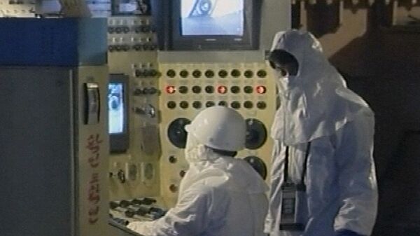 North Korean workers operate equipment at North Korea's main nuclear reactor in Nyongbyon, also known as Yongbyon - Sputnik Mundo