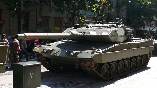 Leopardo 2E del Ejército de Tierra de España en el desfile del día de las Fuerzas Armadas de España en Zaragoza - Sputnik Mundo