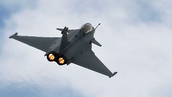 A Rafale fighter jet flies over the factory of French aircraft manufacturer Dassault Aviation in Merignac near Bordeaux, France, in this March 4, 2015 - Sputnik Mundo