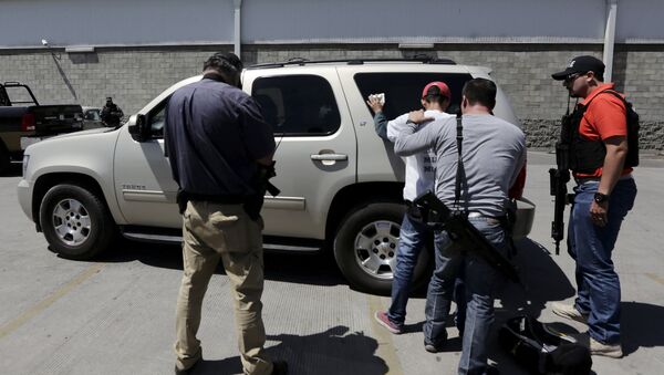 Policías detienen a un presunto miembro de un narcocartel en Guadalajara, México - Sputnik Mundo